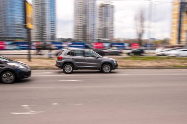 Ukrayna, Kyiv - 26 Nisan 2021: Gri Volkswagen Tiguan arabası sokakta hareket ediyor.  