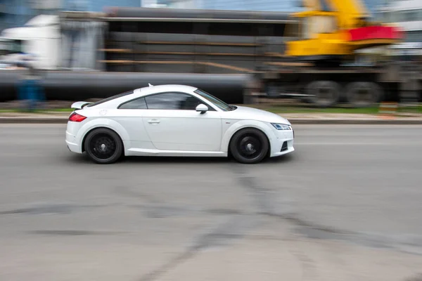 Ουκρανία Κίεβο Απριλίου 2021 Λευκό Audi Αυτοκίνητο Κινείται Στο Δρόμο — Φωτογραφία Αρχείου