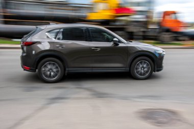 Ukrayna, Kyiv - 26 Nisan 2021: Gri Mazda CX-5 aracı yolda ilerliyor. Yazı