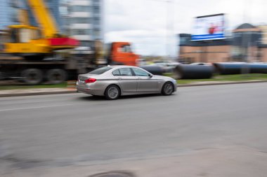Ukrayna, Kyiv - 26 Nisan 2021: Gümüş BMW 5 Serisi arabası yolda ilerliyor.  