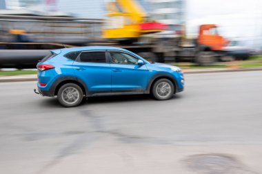 Ukrayna, Kyiv - 26 Nisan 2021: Açık Mavi Hyundai Tucson arabası yolda ilerliyor. Yazı