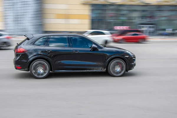 Ουκρανία Κίεβο Απριλίου 2021 Μαύρη Porsche Cayenne Αυτοκίνητο Κινείται Στο — Φωτογραφία Αρχείου