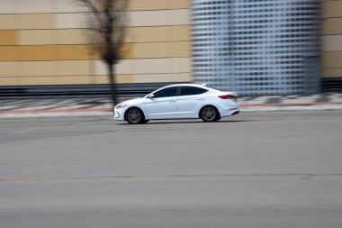 Ukrayna, Kyiv - 26 Nisan 2021: Beyaz Hyundai Elantra arabası yolda ilerliyor. Yazı