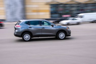 Ukrayna, Kyiv - 26 Nisan 2021: Gri Nissan Rogue arabası sokakta hareket ediyor. Yazı