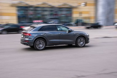 Ukrayna, Kyiv - 26 Nisan 2021: Gri Audi Q8 aracı yolda ilerliyor. Yazı