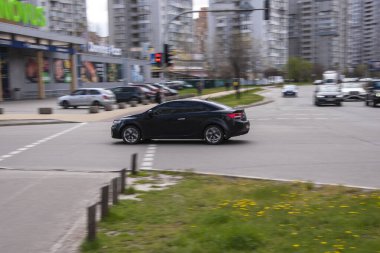 Ukrayna, Kyiv - 26 Nisan 2021: Siyah KIA Cerato arabası yolda ilerliyor. 