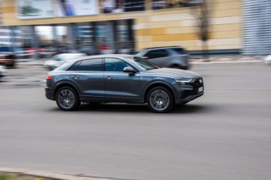 Ukrayna, Kyiv - 26 Nisan 2021: Gri Audi Q8 aracı yolda ilerliyor. Yazı