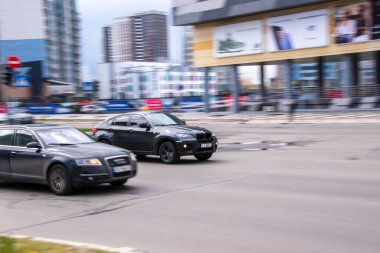 Ukrayna, Kyiv - 26 Nisan 2021: Siyah BMW X6 aracı yolda ilerliyor. 