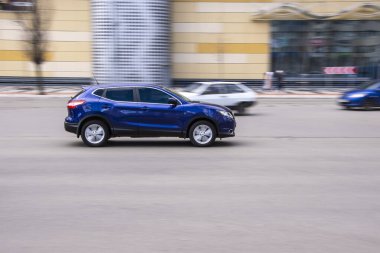 Ukrayna, Kyiv - 26 Nisan 2021: Mavi Nissan Kashqai arabası caddede ilerliyor. 