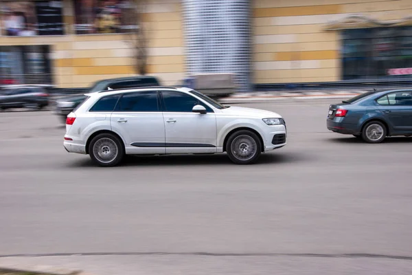 Ουκρανία Κίεβο Απριλίου 2021 Λευκό Audi Αυτοκίνητο Κινείται Στο Δρόμο — Φωτογραφία Αρχείου