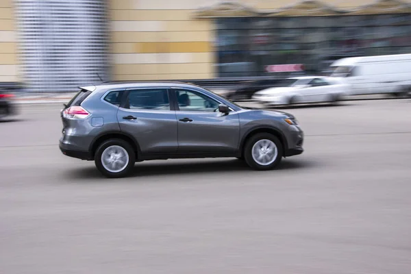 Ukraine Kiew April 2021 Grauer Nissan Rogue Auf Der Straße — Stockfoto