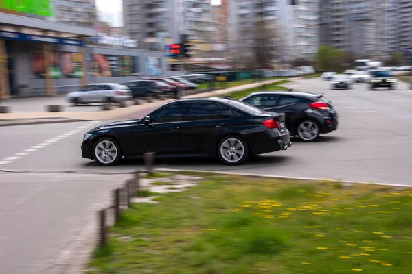 Ucrânia Kiev Abril 2021 Bmw Preto Série Carro Movimento Rua — Fotografia de Stock