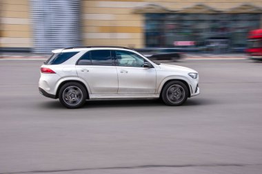 Ukrayna, Kyiv - 26 Nisan 2021: Beyaz Mercedes-Benz GLE arabası yolda ilerliyor. 