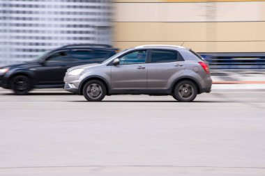 Ukrayna, Kyiv - 26 Nisan 2021: Gümüş SsangYong Actyon aracı caddede ilerliyor. 