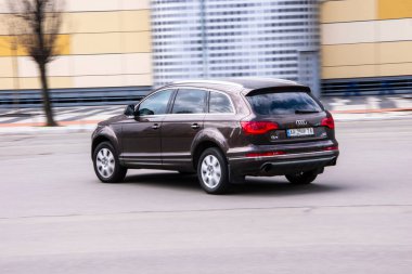 Ukrayna, Kyiv - 26 Nisan 2021: Caddede ilerleyen kahverengi Audi Q7 arabası. 