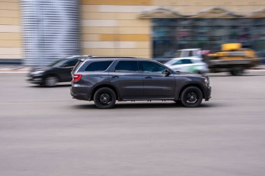 Ukrayna, Kyiv - 26 Nisan 2021: Gri Dodge Durango arabası yolda ilerliyor. 