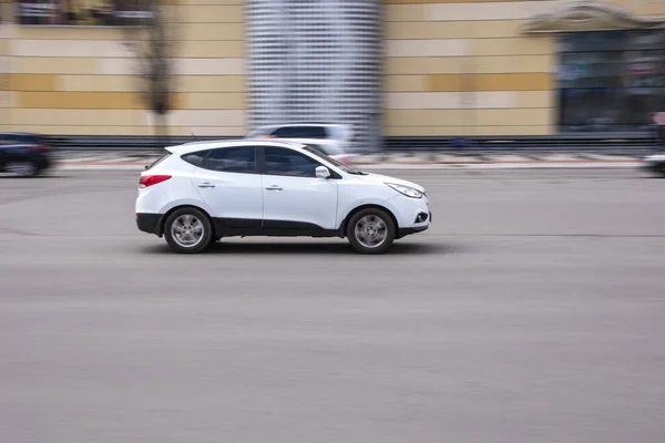 Ukrayna Kyiv Nisan 2021 Beyaz Hyundai Ix35 Aracı Yolda Ilerliyor — Stok fotoğraf