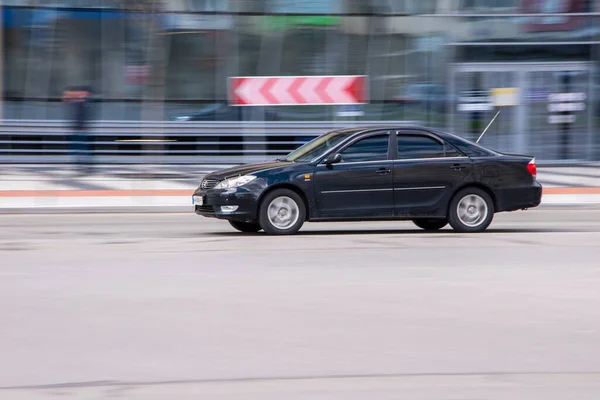 Украина Киев Апреля 2021 Черный Автомобиль Toyota Camry Движется Улице — стоковое фото