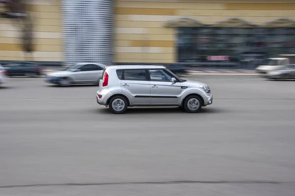 Ukrajina Kyjev Dubna 2021 Stříbrné Kia Soul Auto Pohybující Ulici — Stock fotografie