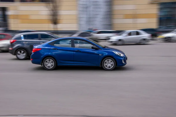 Ukrayna Kyiv Nisan 2021 Mavi Hyundai Aksanı Arabası Yolda Ilerliyor — Stok fotoğraf