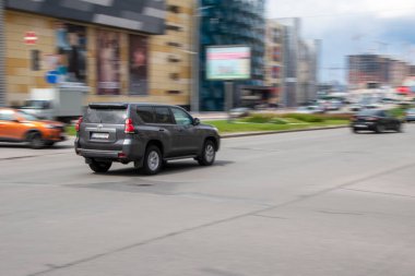 Ukrayna, Kyiv - 26 Nisan 2021: Gri Toyota arazi kruvazörü Prado arabası yolda ilerliyor. 