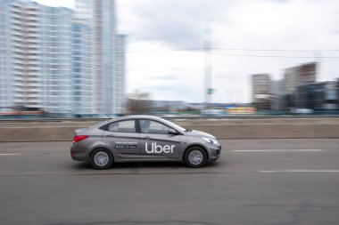 Ukrayna, Kyiv - 26 Nisan 2021: Gri BMW X4 arabası yolda ilerliyor. 