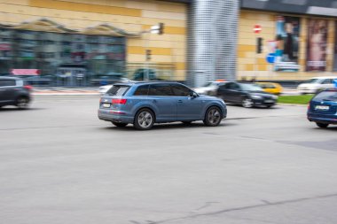 Ukrayna, Kyiv - 26 Nisan 2021: Açık Mavi Audi Q7 aracı yolda ilerliyor. 