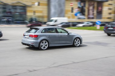 Ukrayna, Kyiv - 26 Nisan 2021: Gri Audi RS 3 aracı yolda ilerliyor. 