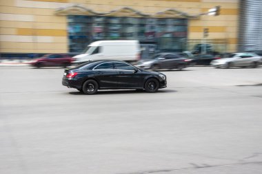 Ukrayna, Kyiv - 26 Nisan 2021: Siyah Mercedes-Benz CLA-klasse arabası yolda ilerliyor. 