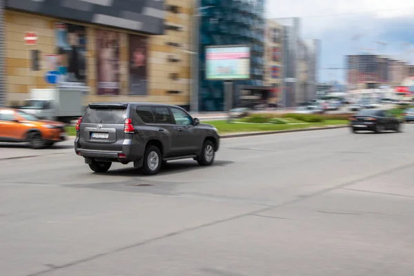 Украина Киев Апреля 2021 Серый Автомобиль Toyota Land Cruiser Prado — стоковое фото