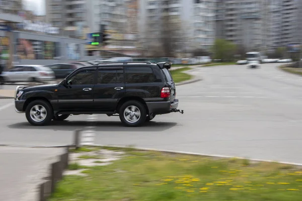 Украина Киев Апреля 2021 Черный Автомобиль Toyota Land Cruiser Движется — стоковое фото