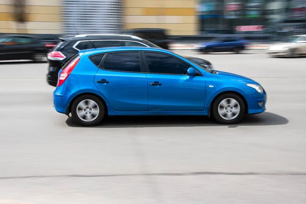 Ucrânia Kiev Abril 2021 Carro Azul Claro Hyundai I30 Movendo — Fotografia de Stock