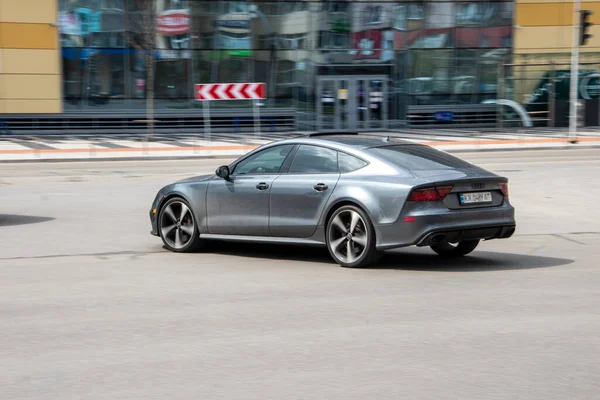 Ukraine Kyiv April 2021 Gray Audi Car Moving Street — Zdjęcie stockowe