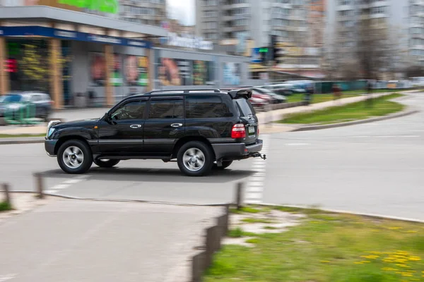 Украина Киев Апреля 2021 Черный Автомобиль Toyota Land Cruiser Движется — стоковое фото