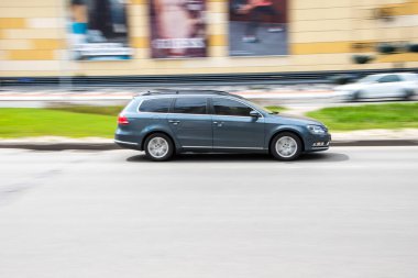 Ukrayna, Kyiv - 26 Nisan 2021: Gri Volkswagen Passat aracı sokakta hareket ediyor. Yazı