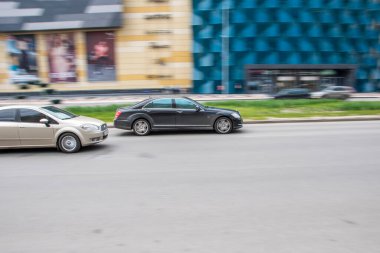 Ukrayna, Kyiv - 26 Nisan 2021: Siyah Mercedes-Benz S-klasse arabası yolda ilerliyor. Yazı