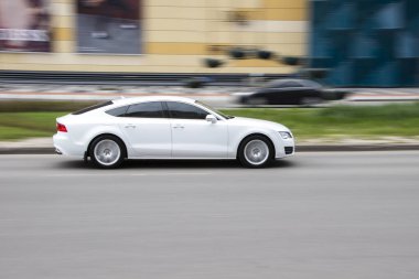 Ukrayna, Kyiv - 26 Nisan 2021: Beyaz Audi A7 aracı yolda ilerliyor. Yazı