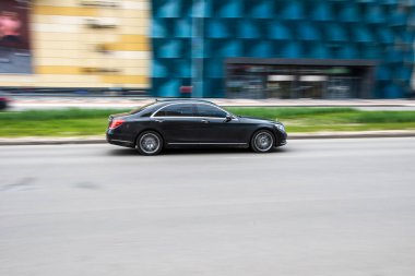 Ukrayna, Kyiv - 26 Nisan 2021: Siyah Mercedes-Benz S-klasse arabası yolda ilerliyor. Yazı