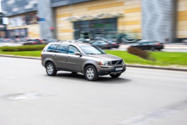 Ukrayna, Kyiv - 26 Nisan 2021: Gri Volvo XC90 aracı sokakta hareket ediyor. Yazı