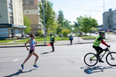 KYIV, UKRAINE - 16 Mayıs 2021: 10 Km. 2021 Duathlon Kyiv Kupası yarışması. 