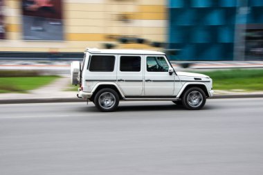 Ukrayna, Kyiv - 26 Nisan 2021: Beyaz Mercedes-Benz G-klasse AMG arabası sokakta hareket ediyor. Yazı