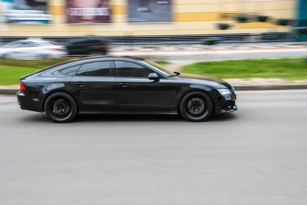 Ucrânia Kiev Abril 2021 Carro Preto Audi Movimento Rua Editorial — Fotografia de Stock