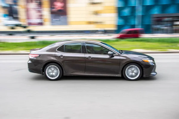 Ucrânia Kiev Abril 2021 Brown Toyota Camry Carro Movimento Rua — Fotografia de Stock