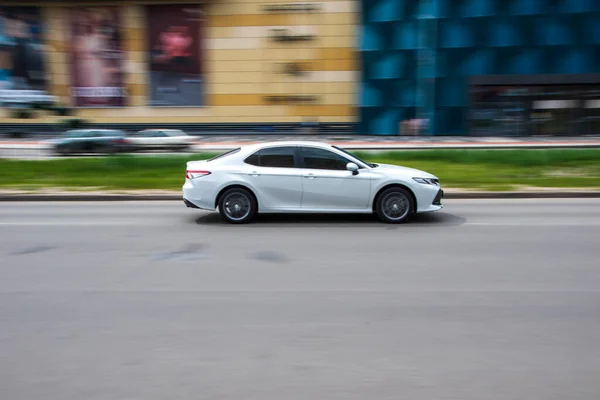 Ucrânia Kiev Abril 2021 Carro Toyota Camry Branco Movendo Rua — Fotografia de Stock