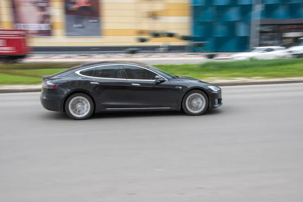 Ουκρανία Κίεβο Απριλίου 2021 Μαύρο Αυτοκίνητο Tesla Model Κινείται Στο — Φωτογραφία Αρχείου