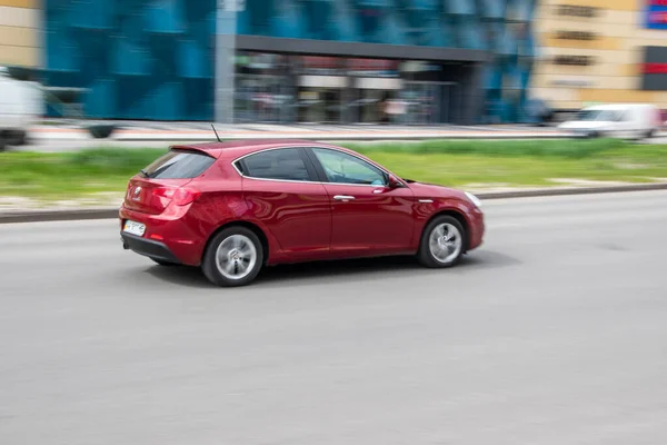 Ucrânia Kiev Abril 2021 Carro Vermelho Alfa Romeo Giulietta Movendo — Fotografia de Stock