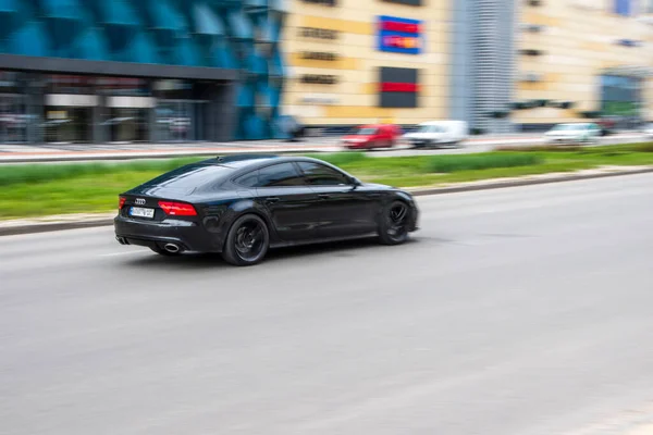 Ucrania Kiev Abril 2021 Audi Negro Movimiento Calle Editorial —  Fotos de Stock