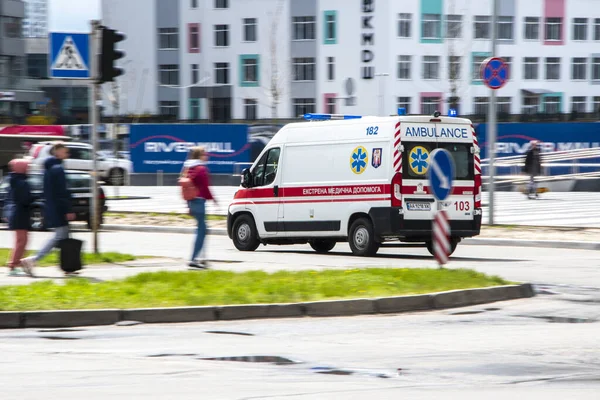 Ucrânia Kiev Abril 2021 Ambulância Honda Civic Ferio Carro Movimento — Fotografia de Stock