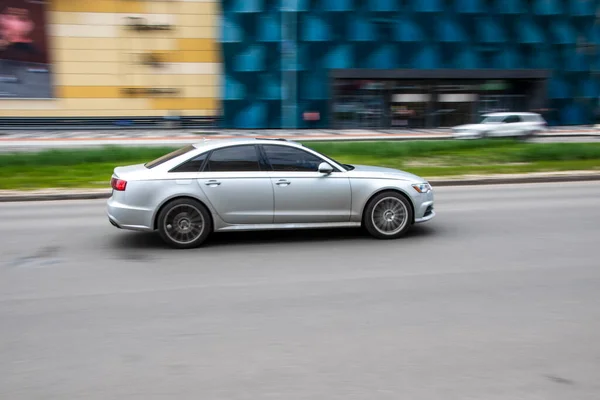 Ucrânia Kiev Abril 2021 Carro Prata Audi Movimento Rua Editorial — Fotografia de Stock