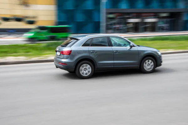 Ουκρανία Κίεβο Απριλίου 2021 Γκρι Audi Αυτοκίνητο Κινείται Στο Δρόμο — Φωτογραφία Αρχείου